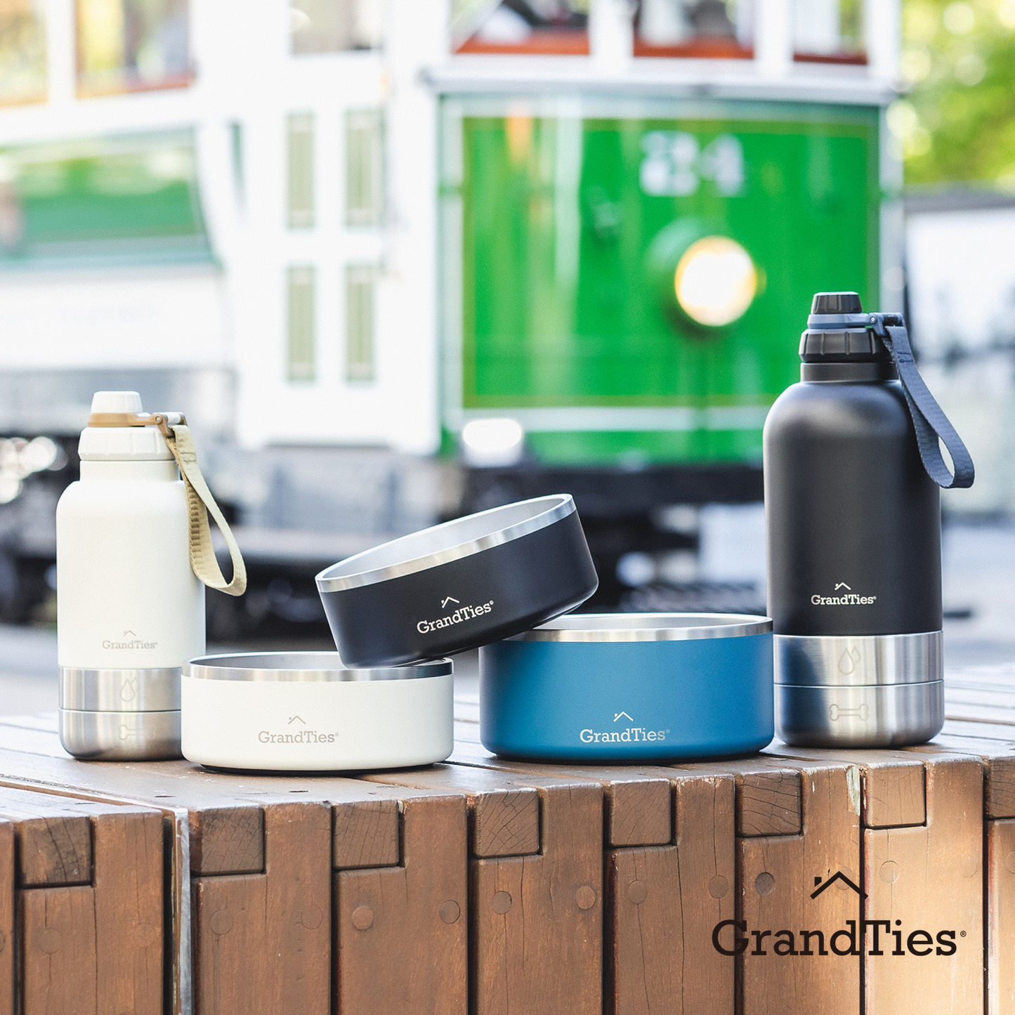 Insulated Stainless Steel Water Bottle with Two Detachable Bowls for Dogs and Pets| 32oz/950ml - GrandTies